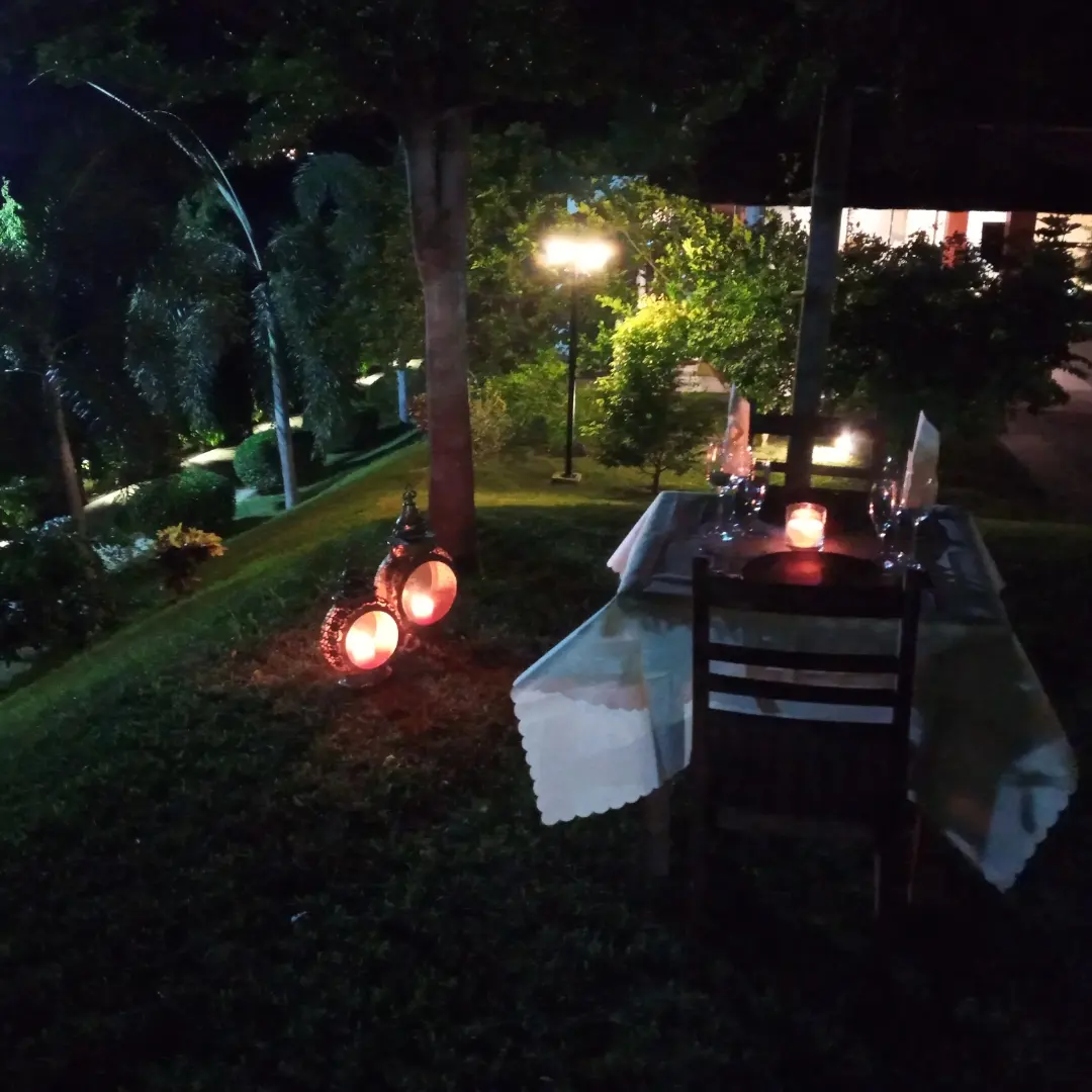 Jantar romântico ao ar livre com velas e lanternas
