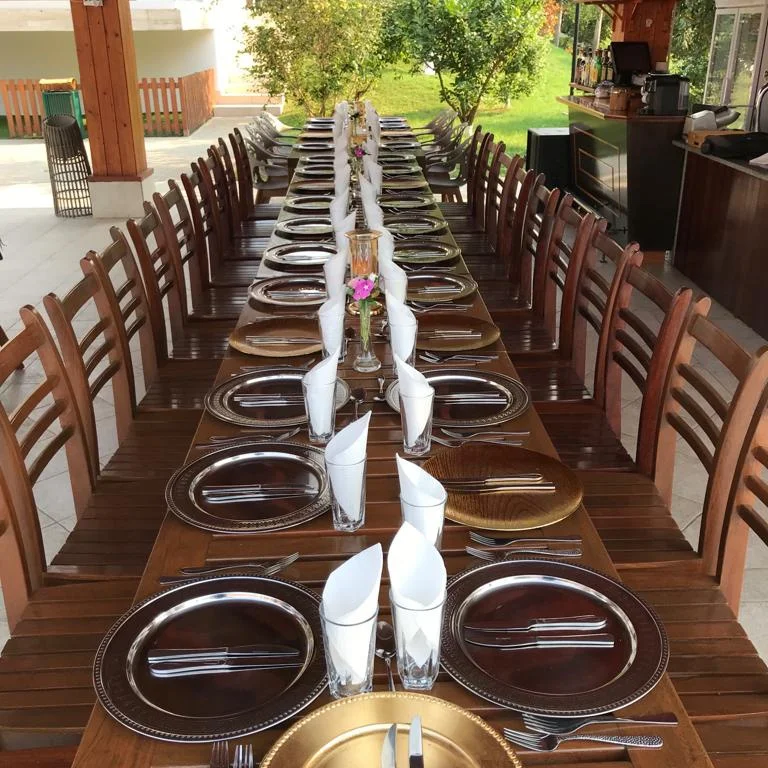 Mesa longa decorada para banquete e eventos