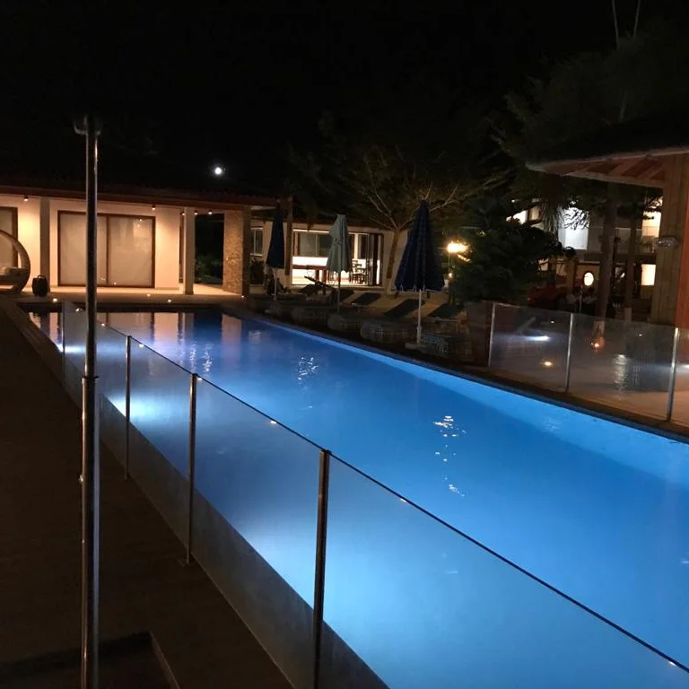 Piscina infinita do resort iluminada à noite