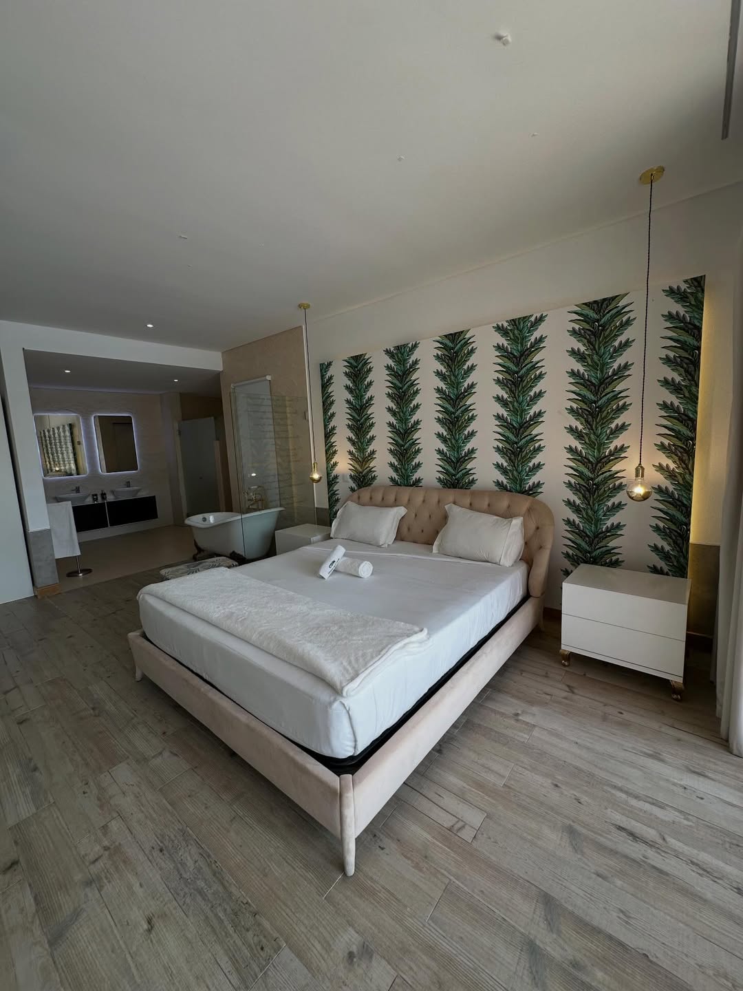 Suíte Master — Vista do quarto com cama king-size e banheira